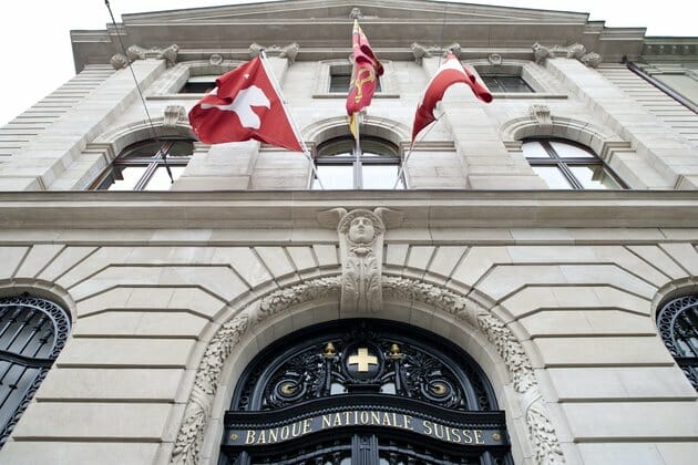 Le dernier bilan financier de la Banque Nationale Suisse n'est pas bon ! Il rapporte une perte de 143 milliards de francs suisse. Mais il y a une explication à cela, et les experts ne sont pas si inquiets que ça.