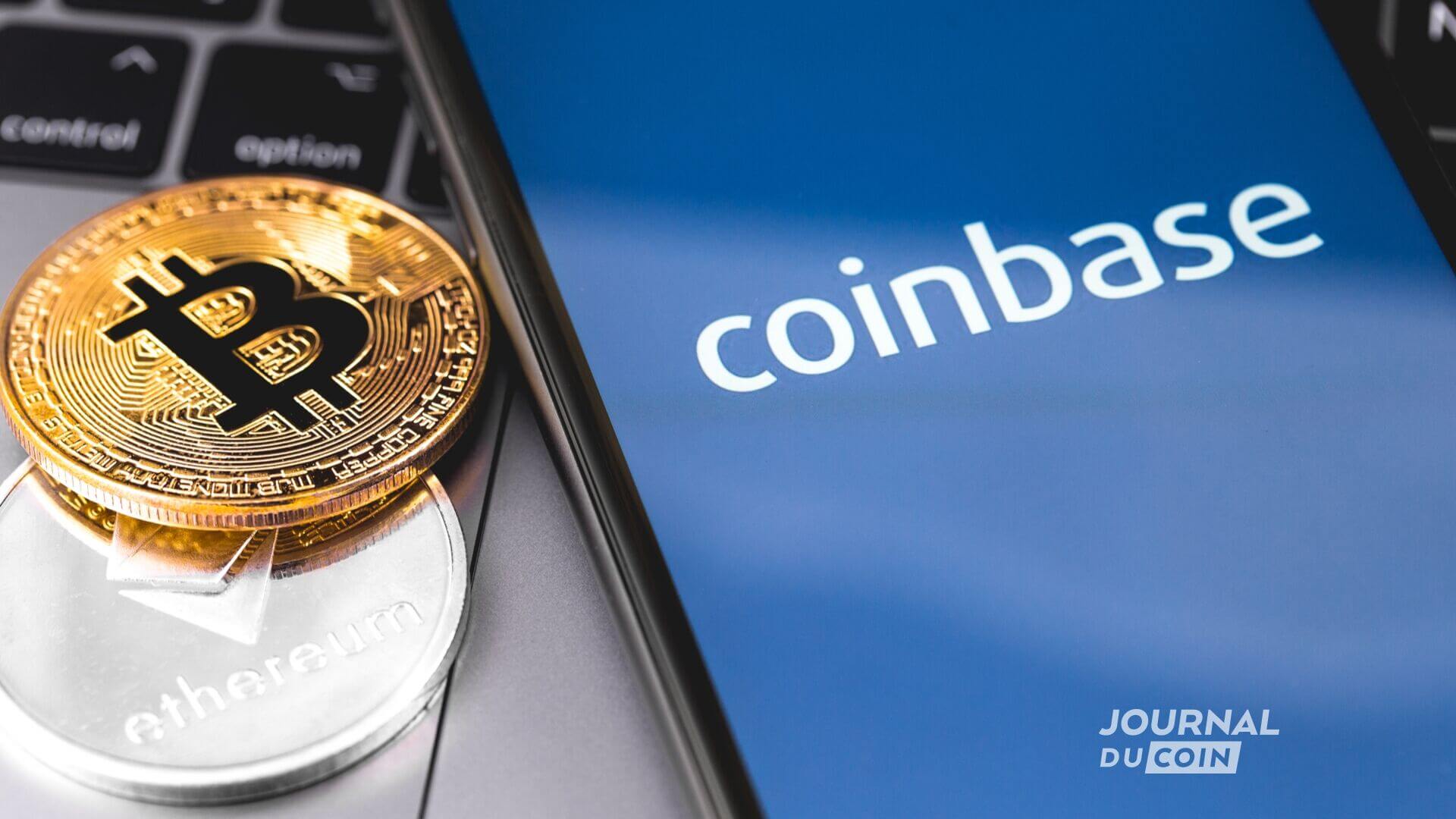 Coinbase sur mobile, un Bitcoin et un Ether posés devant.