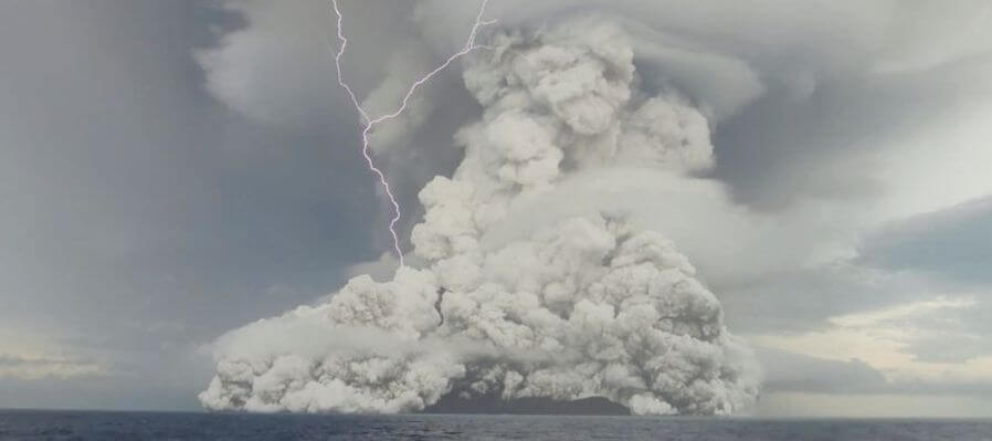 Le volcan Hunga Tunga entre en éruption le 14 janvier 2022. Des colonnes de cendre s'élèvent à plusieurs kilomètres du sol. 