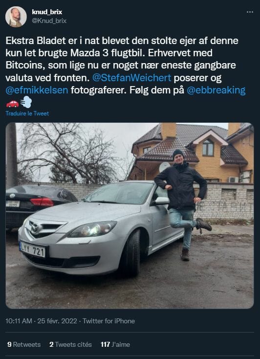 Stefan pose fièrement devant sa nouvelle acquission, une mazda 3 payée en BTC