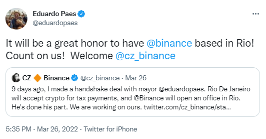 Le maire de Rio et CZ de Binance se félicitent l'un l'autre.