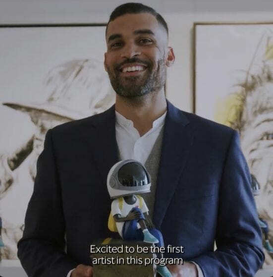 Micah Johnson pose fièrement avec sa création. Le jeune Aku est un astronaute issu de la communauté africaine-américaine et devient ainsi un modèle pour les petits enfants du monde entier.