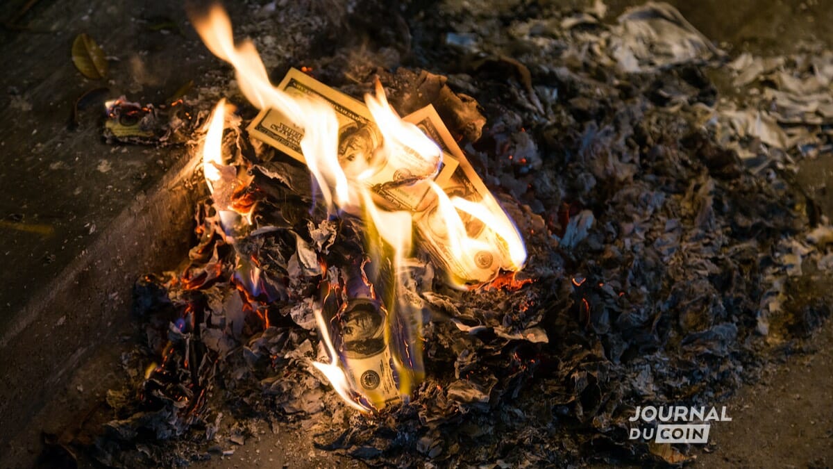 Des dollars en feu, un marché des cryptomonnaies en déliquescence 