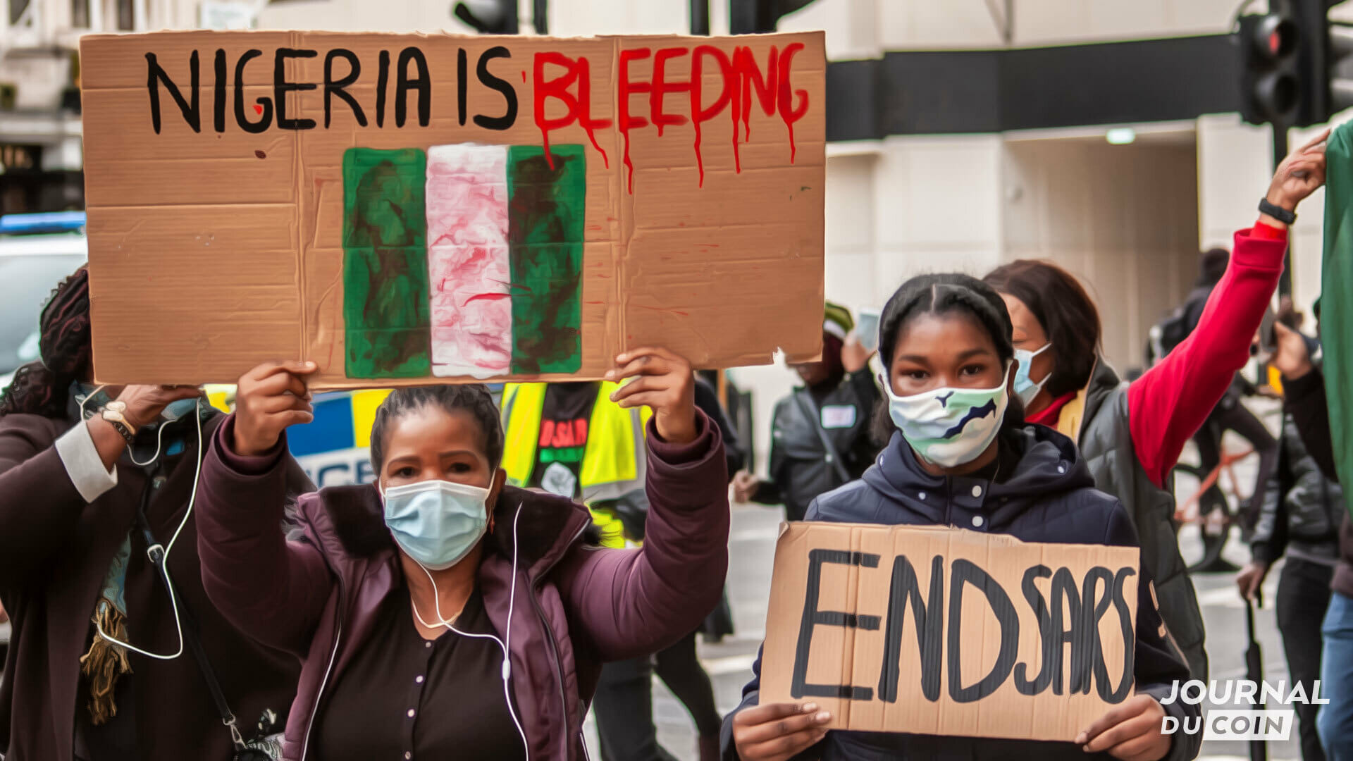 La brigade de police du SARS au Nigéria est accusée de multiples actes de violence envers la population et son comportement a déclenché de gigantesques mouvements de protestation partout dans le pays. Parmi les jeunes en colère, les femmes de la Feminist Coalition ont utilisé Bitcoin pour financer leurs actions après avoir été interdit bancaire.