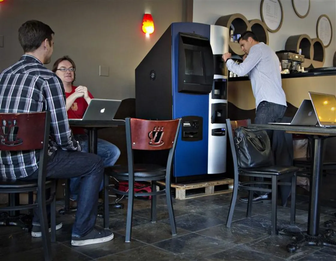 C'est au Waves Coffee à Vancouver que Robocoin a installé le premier ATM Bitcoin en 2013